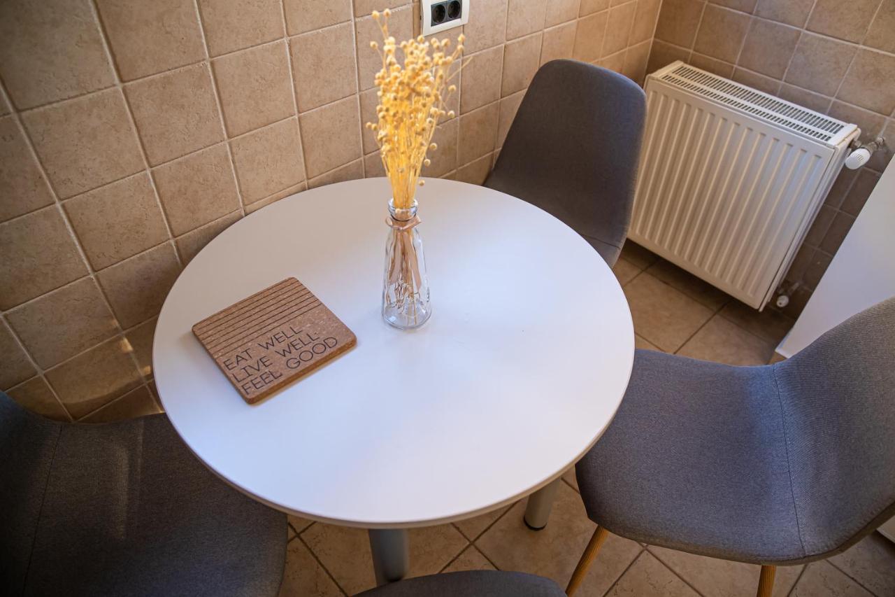 Apartament Tatu Bar&Grill Otopeni Buitenkant foto