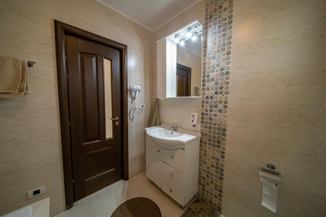 Apartament Tatu Bar&Grill Otopeni Buitenkant foto