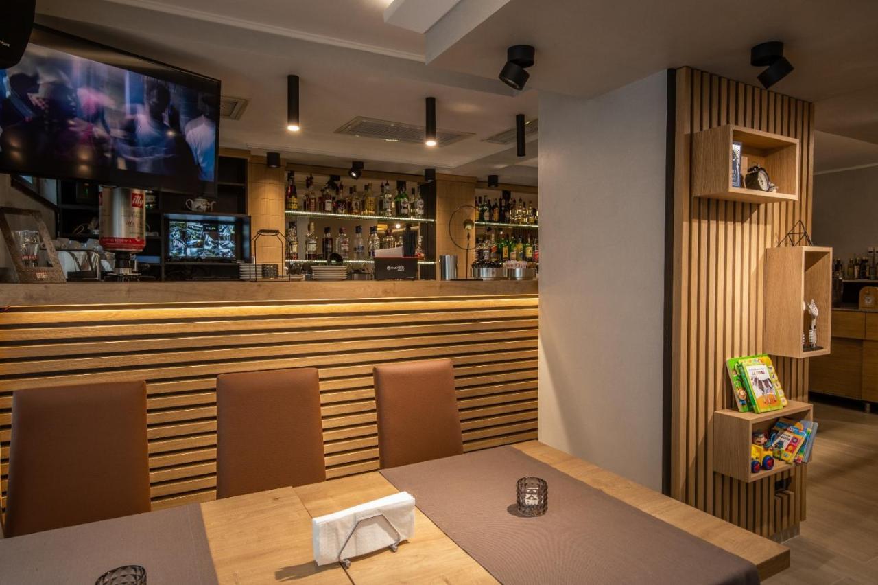 Apartament Tatu Bar&Grill Otopeni Buitenkant foto